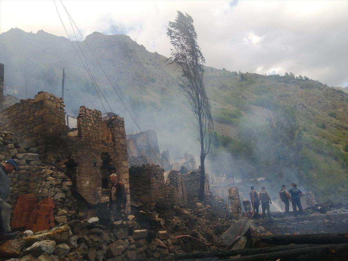 Artvin'in Yusufeli ilçesi Yüncüler köyünde yangın
