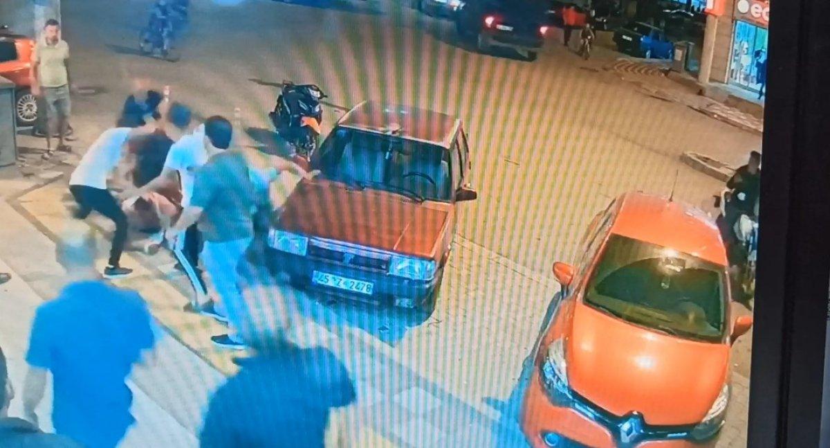 Afyonkarahisar’da bıçaklı kavga anları kamerada