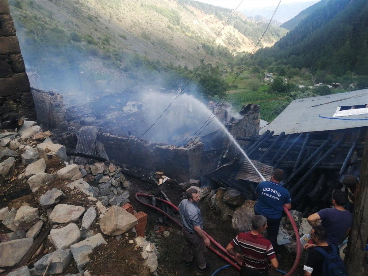 Artvin'in Yusufeli ilçesi Yüncüler köyünde yangın