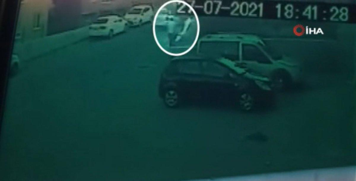 Ankara’da apartmanı ateşe verme girişimi kamerada