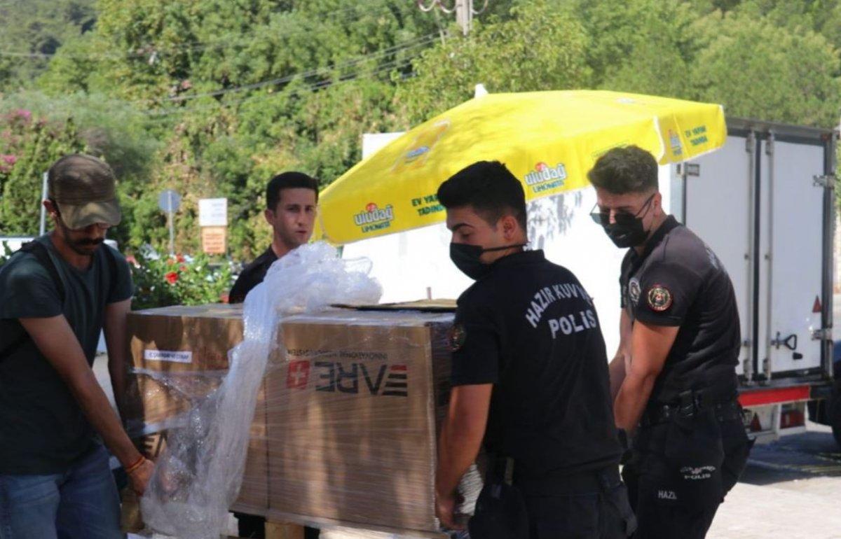 Antalya’da yangın bölgesindeki ekipler, vatandaşlar için seferber oldu