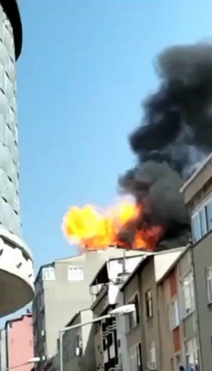 Küçükçekmece'de 5 katlı binada yangın çıktı