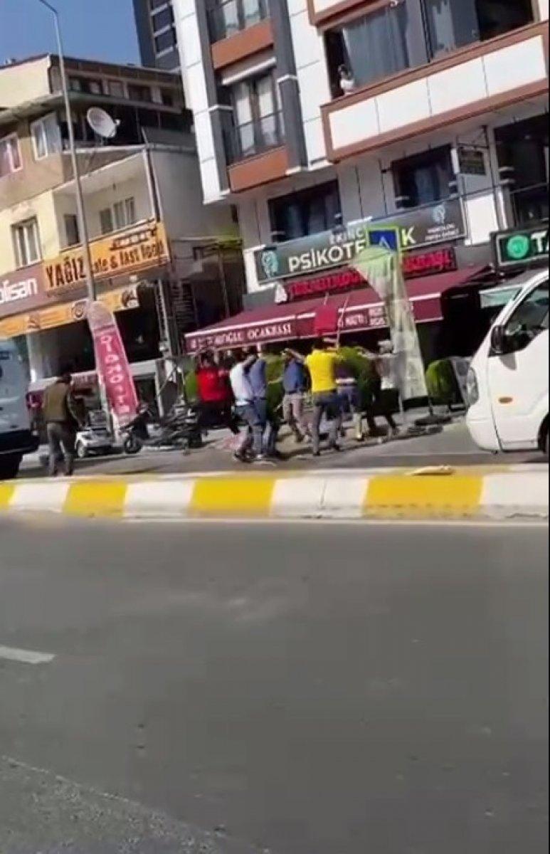 Esenyurt’ta silahlı sopalı park kavgası