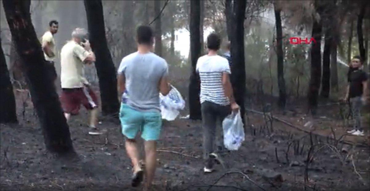 İzmir'de söndürme çalışmalarında halk ekiplere destek oldu