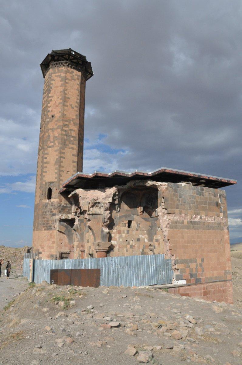 Kars’ta Anadolu’nun ilk Türk camisinde ezan sesi yankılandı