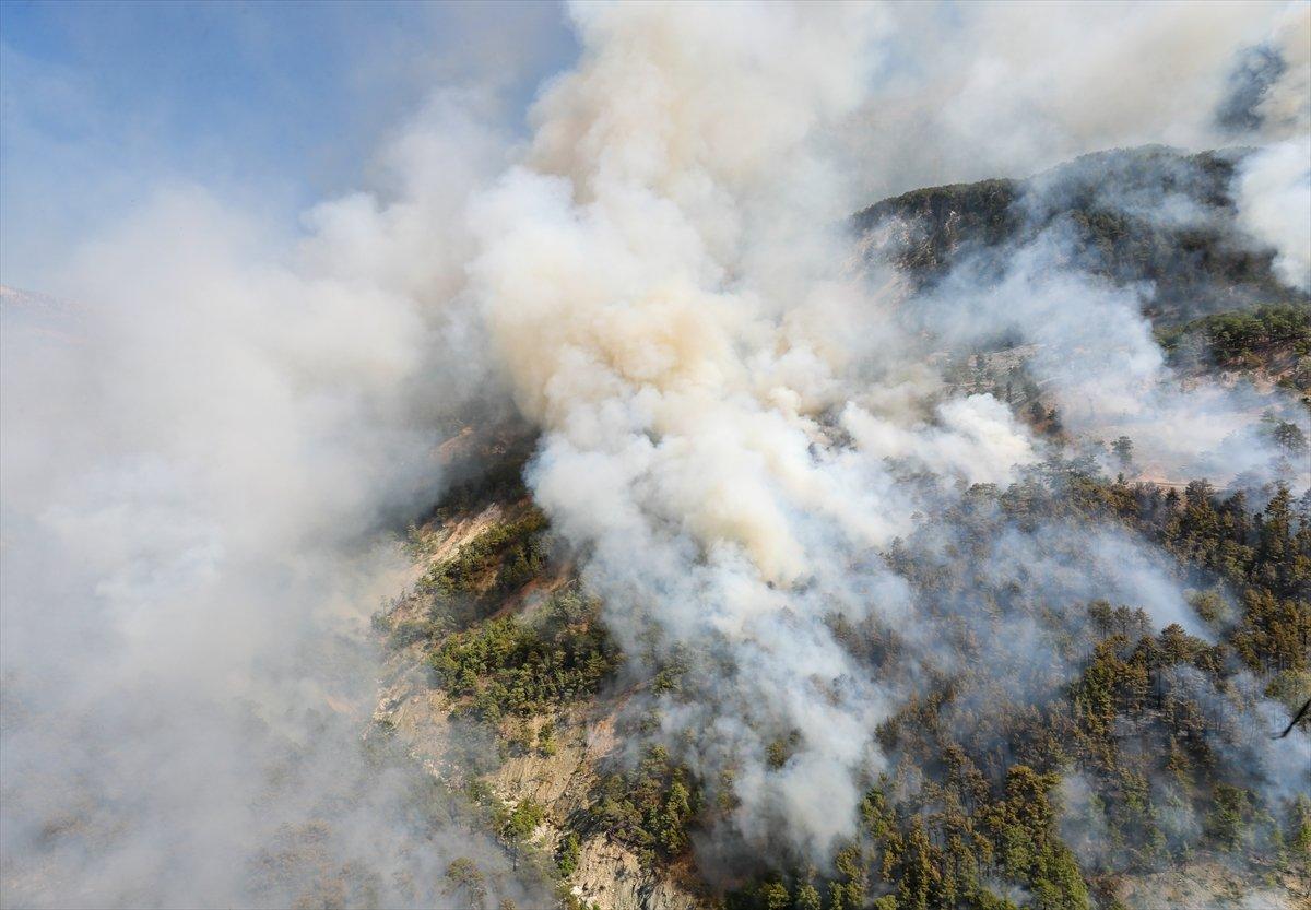 Muğla'daki yangına müdahale, helikopterin içinden görüntülendi