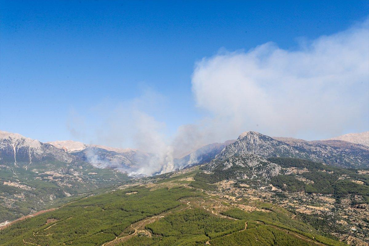 Muğla'daki yangına müdahale, helikopterin içinden görüntülendi