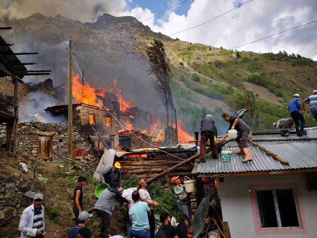 Artvin'in Yusufeli ilçesi Yüncüler köyünde yangın