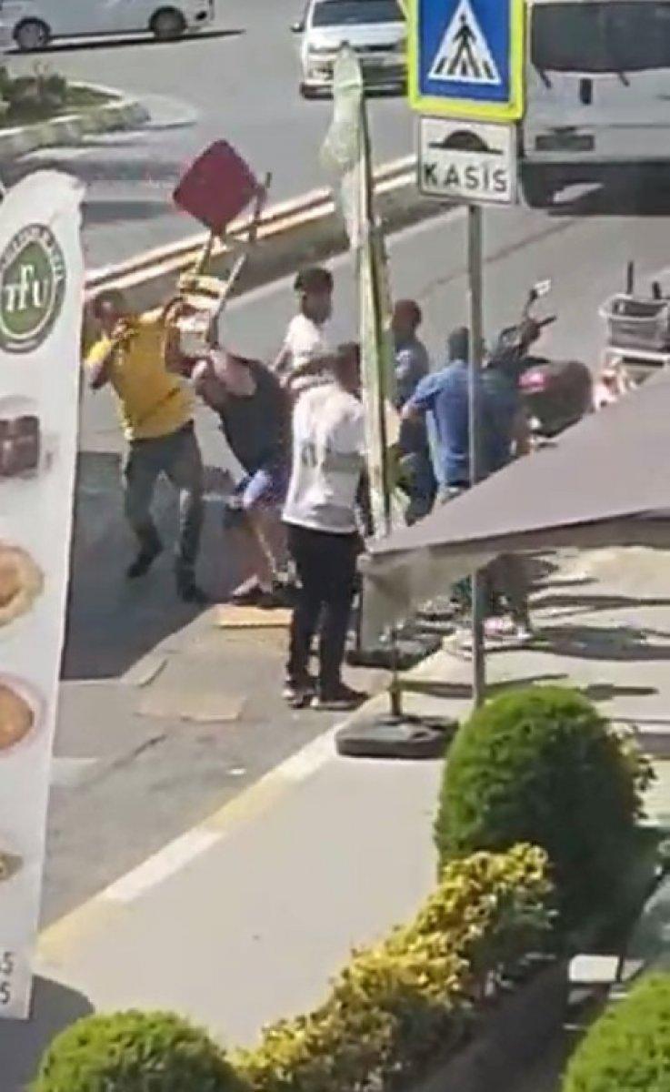 Esenyurt’ta silahlı sopalı park kavgası