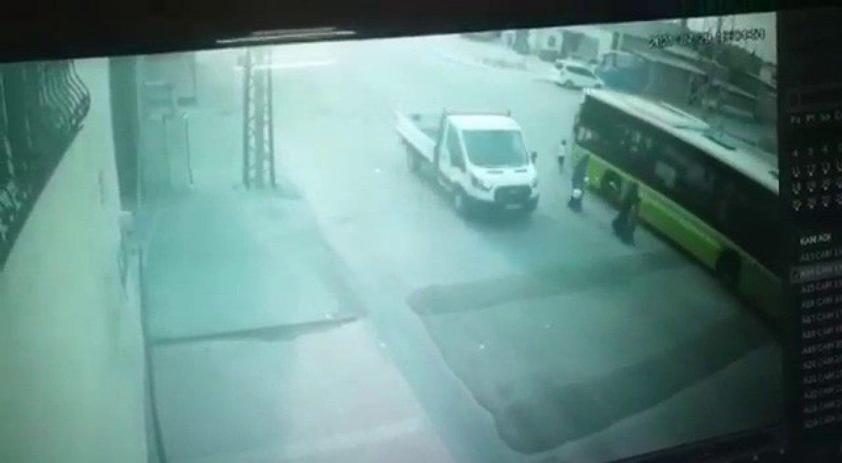 Adana’da otobüsün altında kalan çocuk yaşamını yitirdi