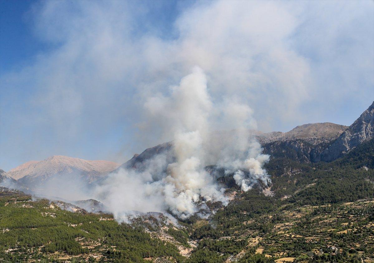 Muğla'daki yangına müdahale, helikopterin içinden görüntülendi