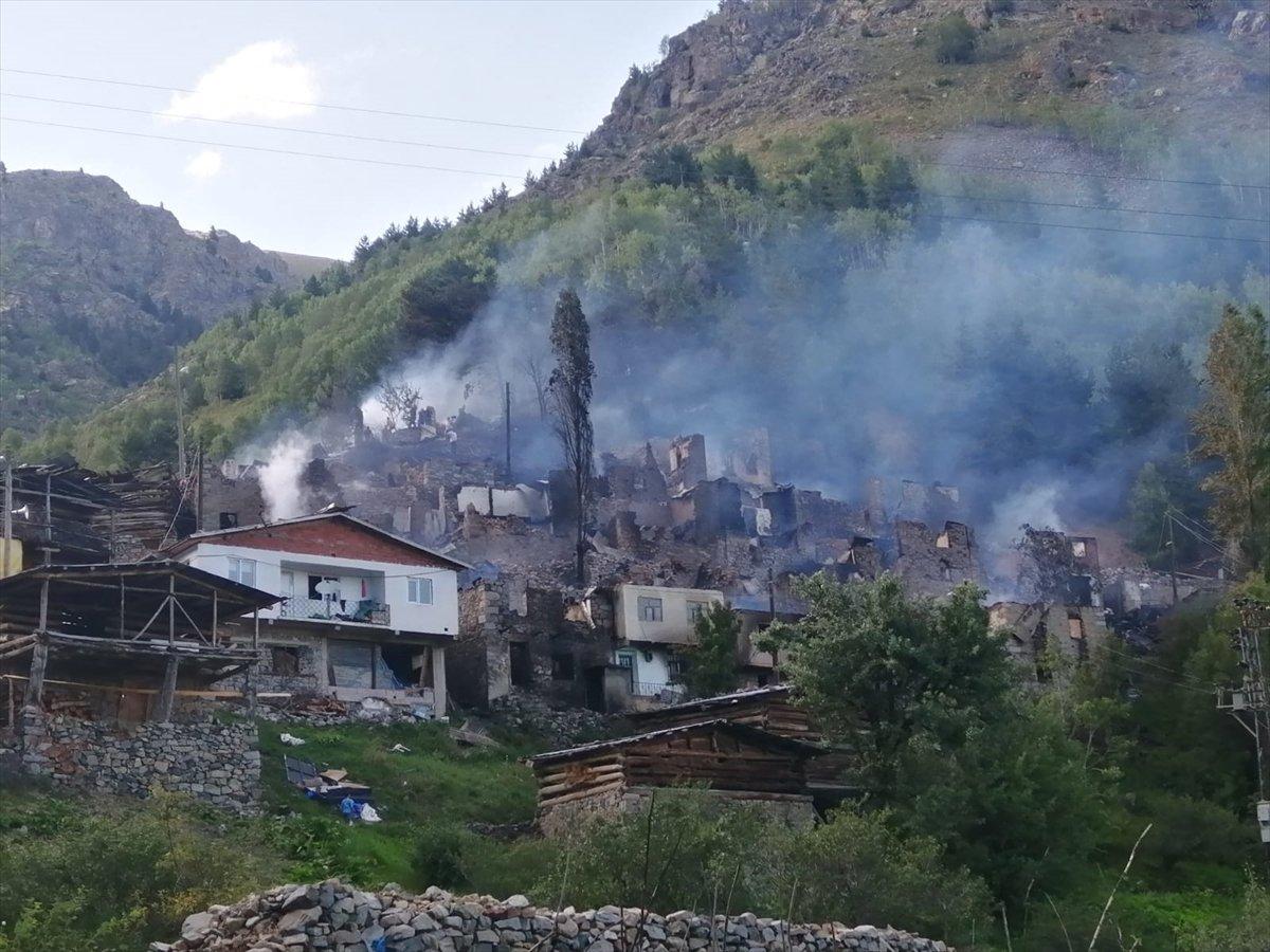 Artvin'in Yusufeli ilçesi Yüncüler köyünde yangın