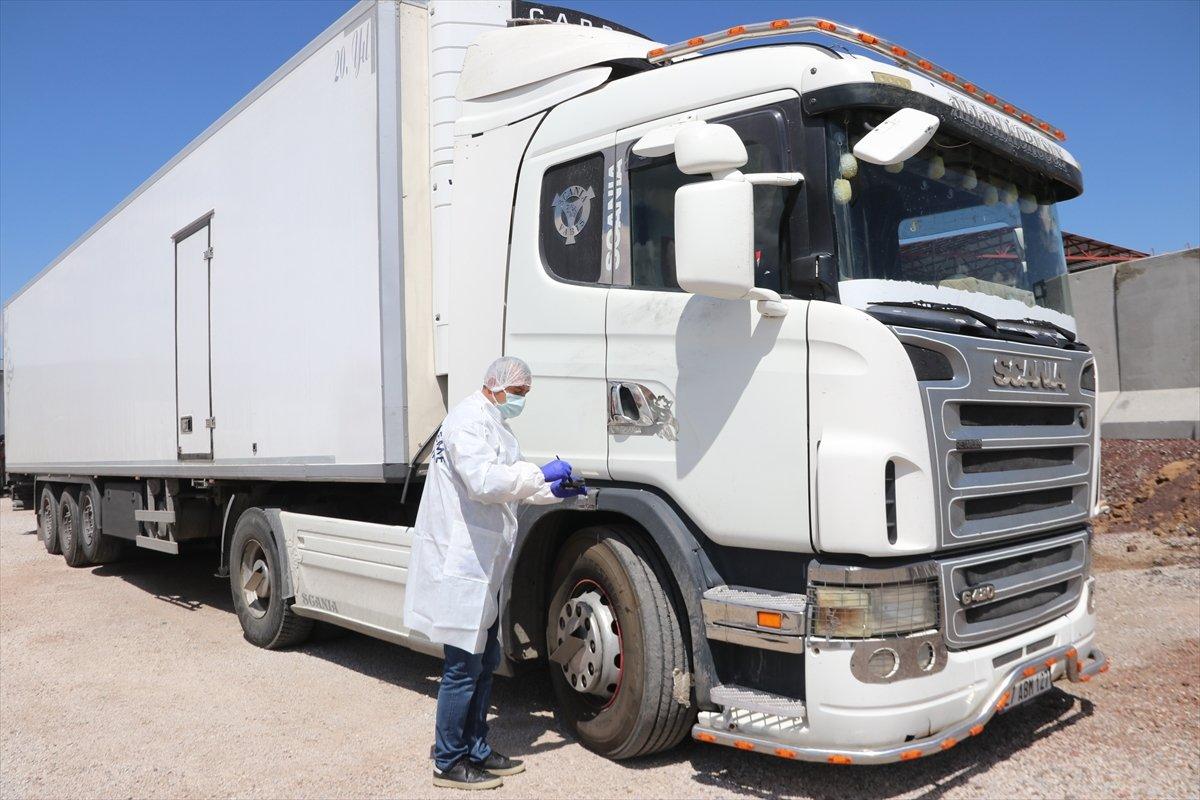 Van’da tırın dorsesinde 300 kaçak göçmen yakalandı