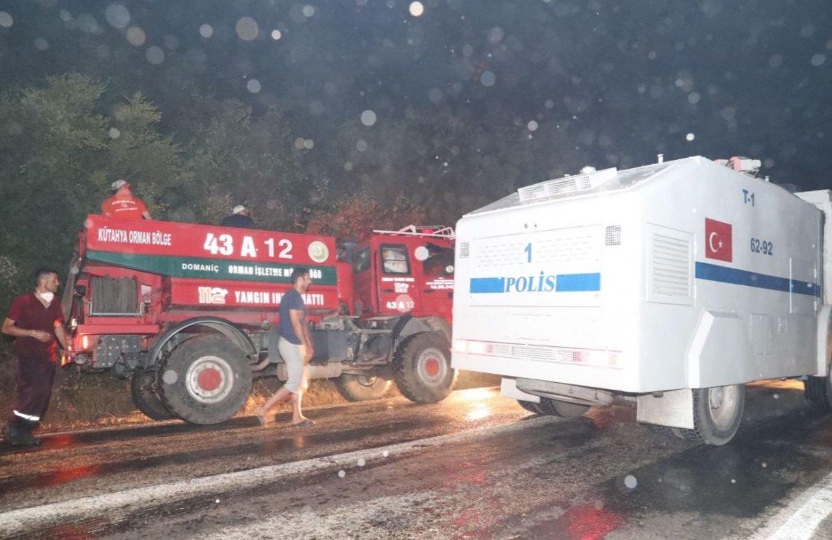 Muğla’daki yangınlara denizden gemilerle müdahale edildi