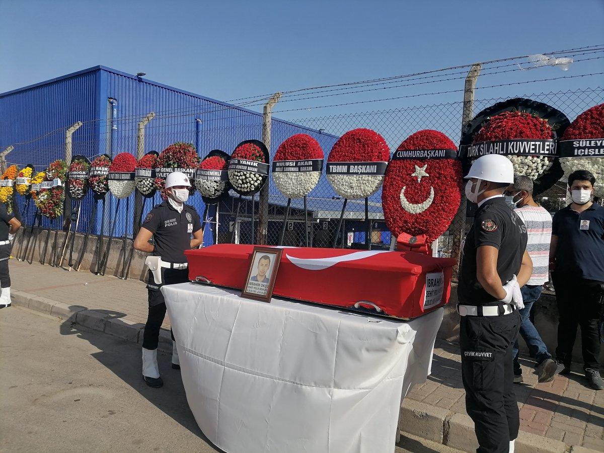 Şehit polis memuru İbrahim Okçu'ya kızlarından son bakış