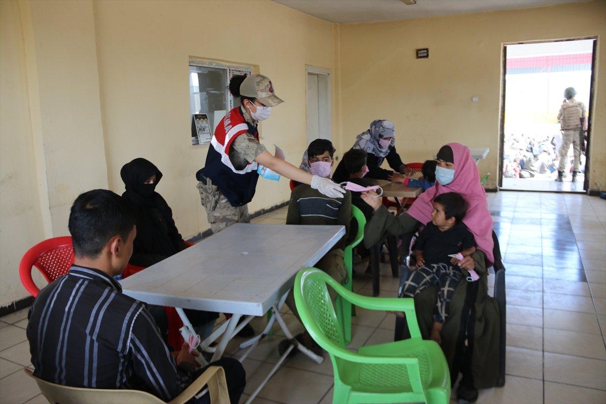 Van’da tırın dorsesinde 300 kaçak göçmen yakalandı