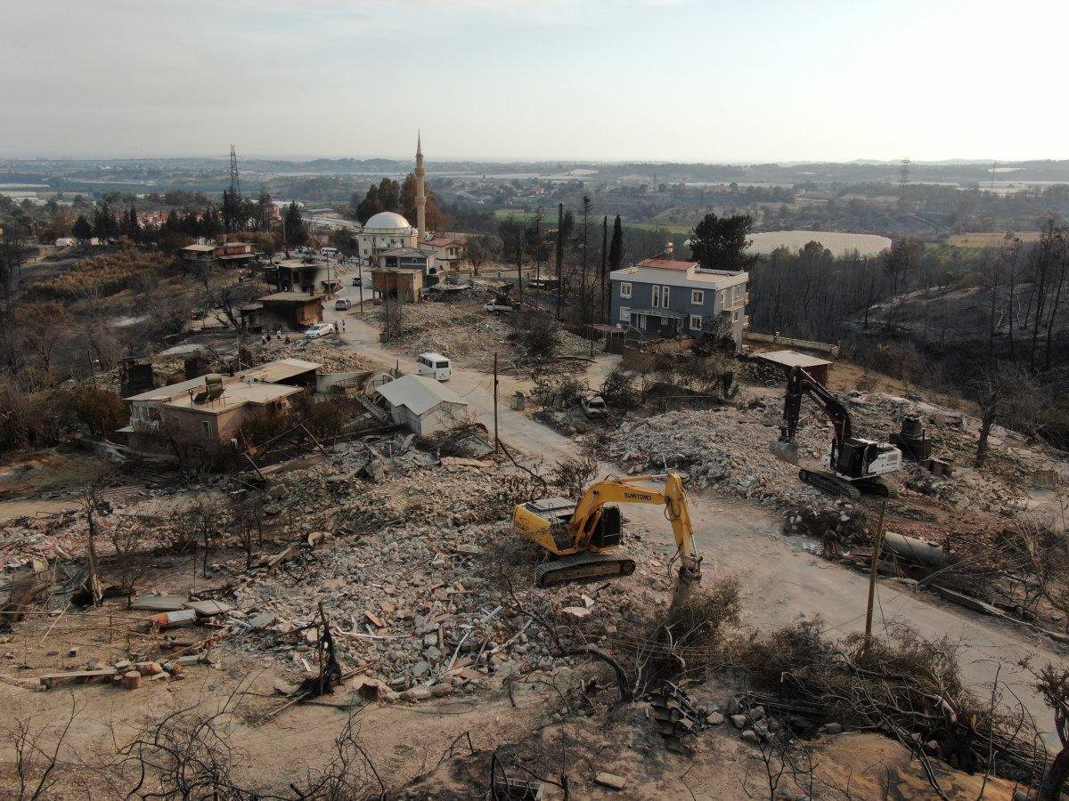 Manavgat Kalemler’de yanan evlerin yıkımı başladı