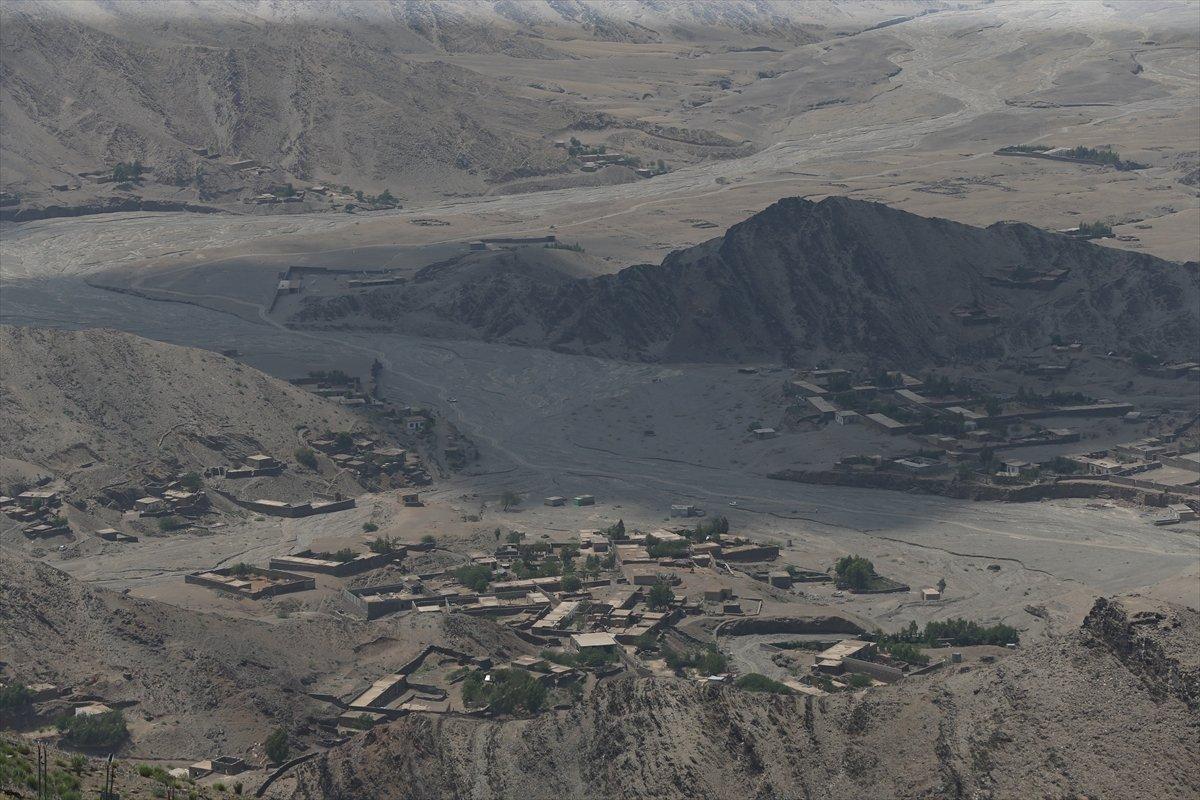 Pakistan, Afganistan sınırına mültecileri engellemek için tel örgü çekiyor