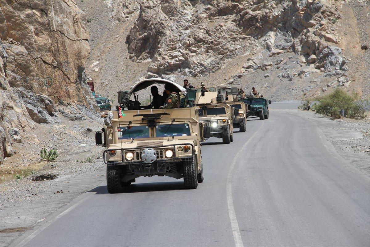 Pakistan, Afganistan sınırına mültecileri engellemek için tel örgü çekiyor