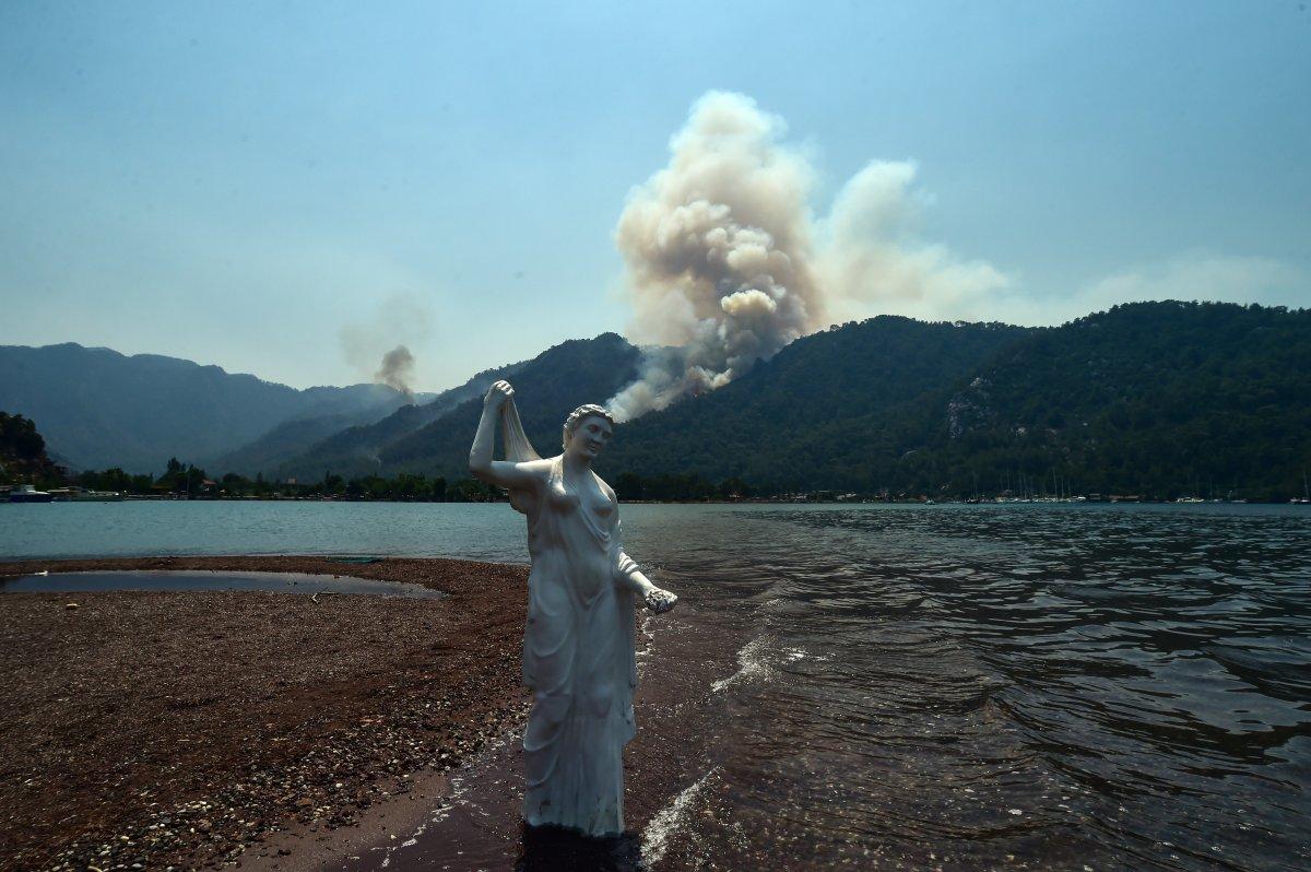 Marmaris yangını, dünyaca ünlü Kızkumu Plajı'ndan görüntülendi