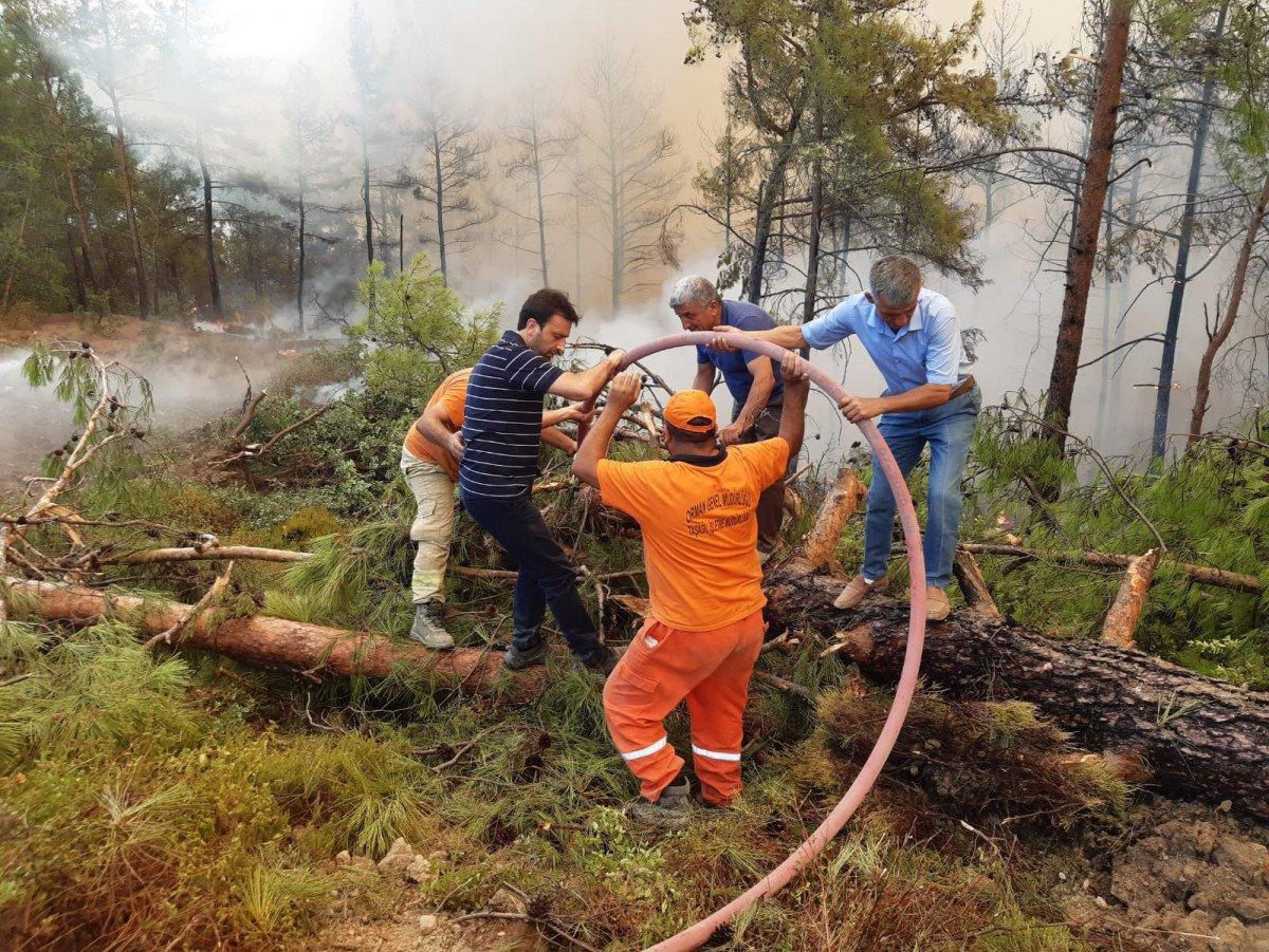 Muğla’daki yangınlara denizden gemilerle müdahale edildi