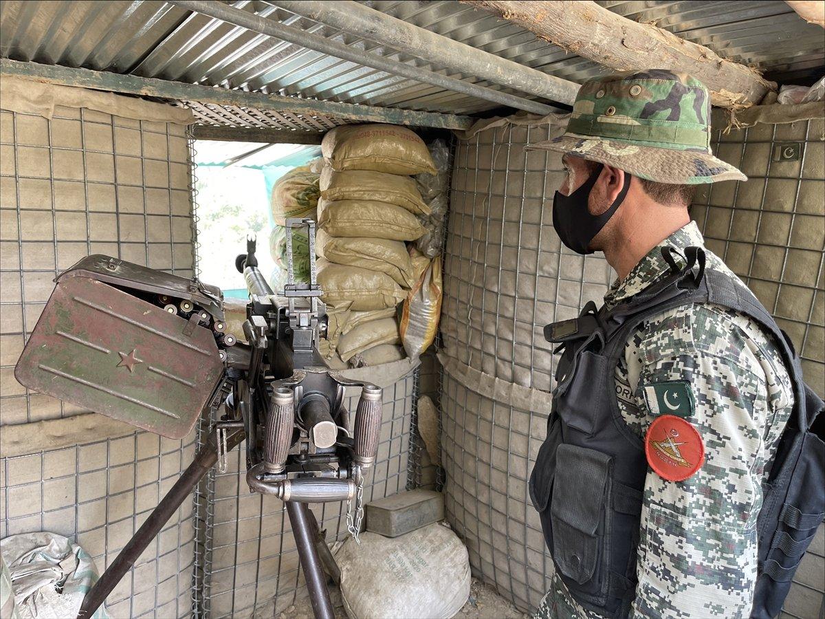 Pakistan, Afganistan sınırına mültecileri engellemek için tel örgü çekiyor