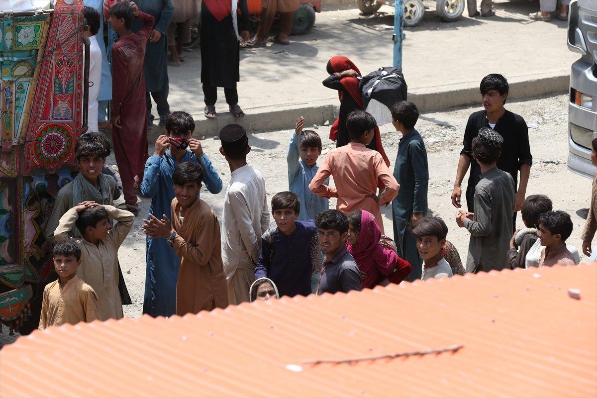 Pakistan, Afganistan sınırına mültecileri engellemek için tel örgü çekiyor