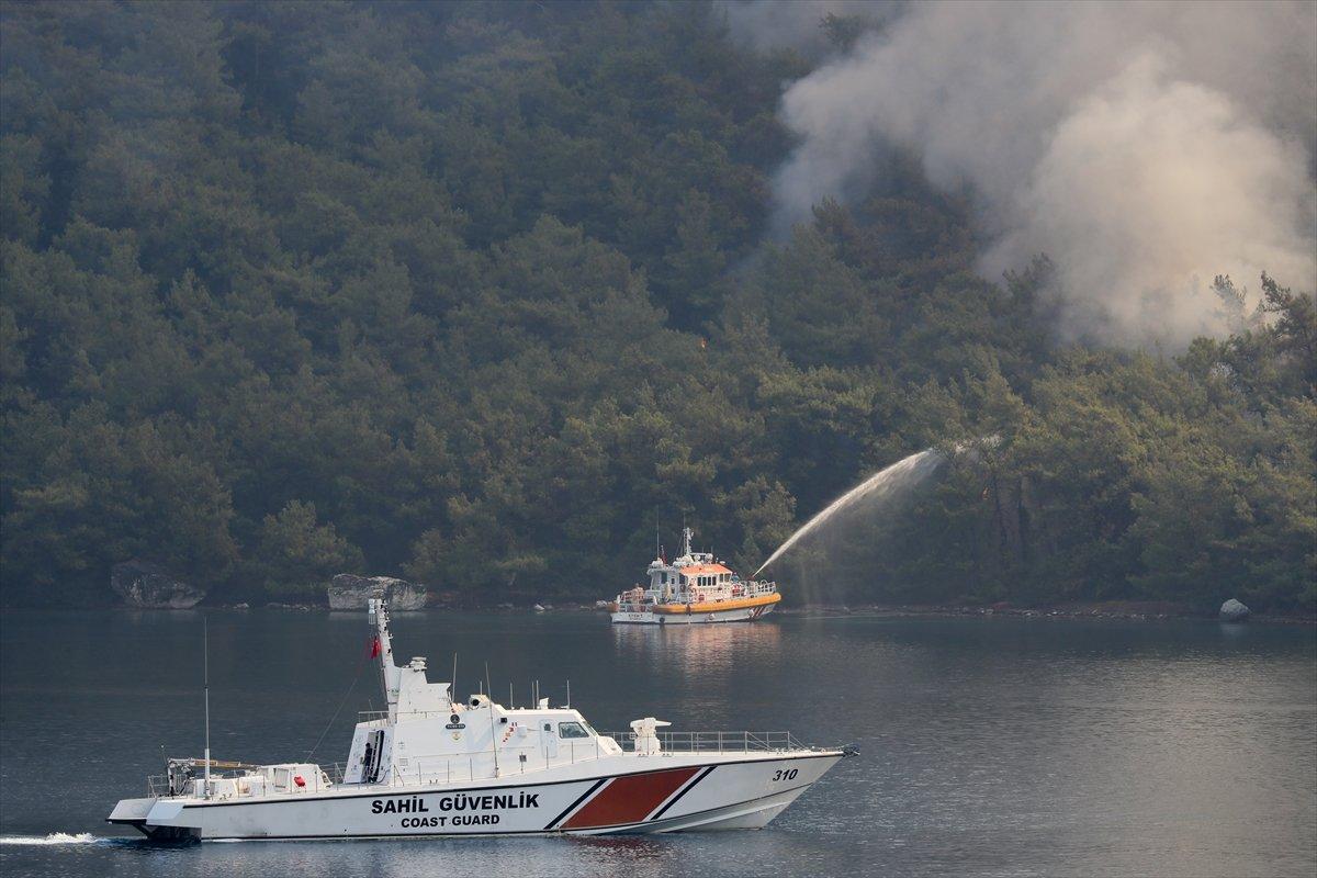 Muğla’daki yangınlara denizden gemilerle müdahale edildi