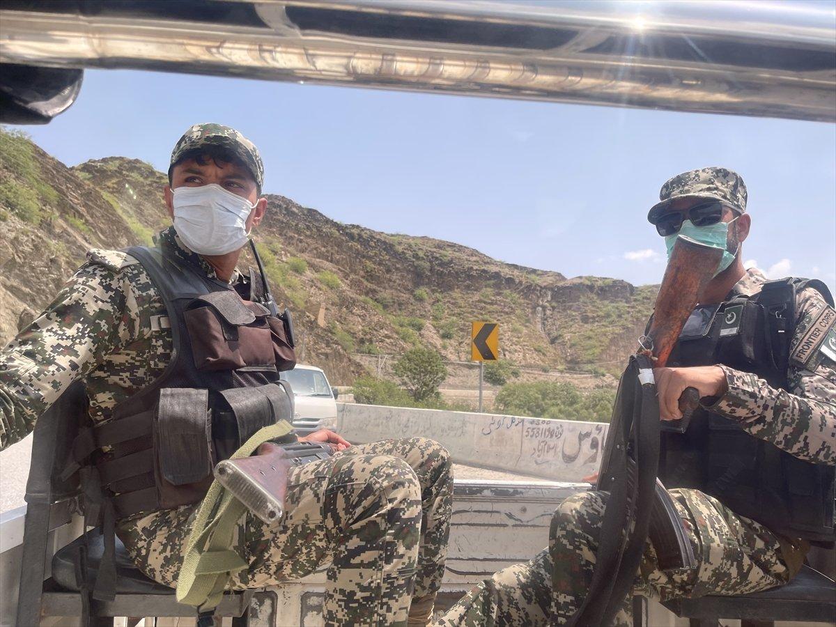 Pakistan, Afganistan sınırına mültecileri engellemek için tel örgü çekiyor