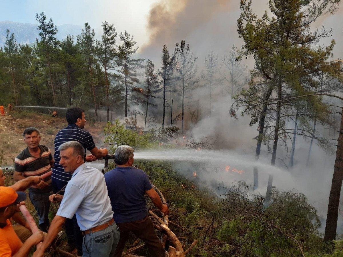 Muğla’daki yangınlara denizden gemilerle müdahale edildi
