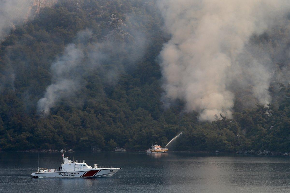 Muğla’daki yangınlara denizden gemilerle müdahale edildi
