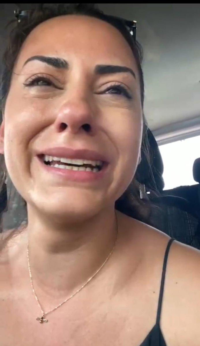 Yanan yerleri gören spiker, gözyaşlarını tutamadı