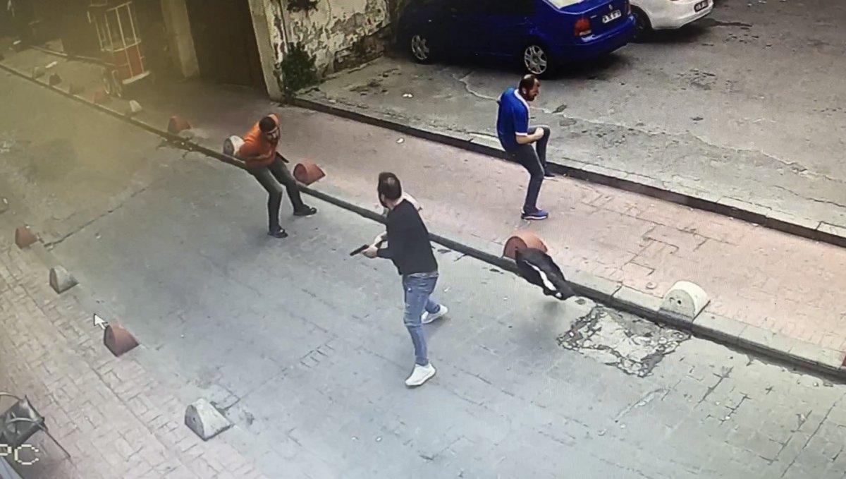 Beyoğlu'nda iki kişiye kurşun yağdırdı