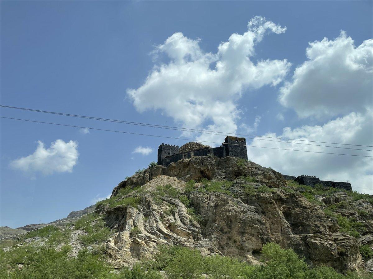 Pakistan, Afganistan sınırına mültecileri engellemek için tel örgü çekiyor