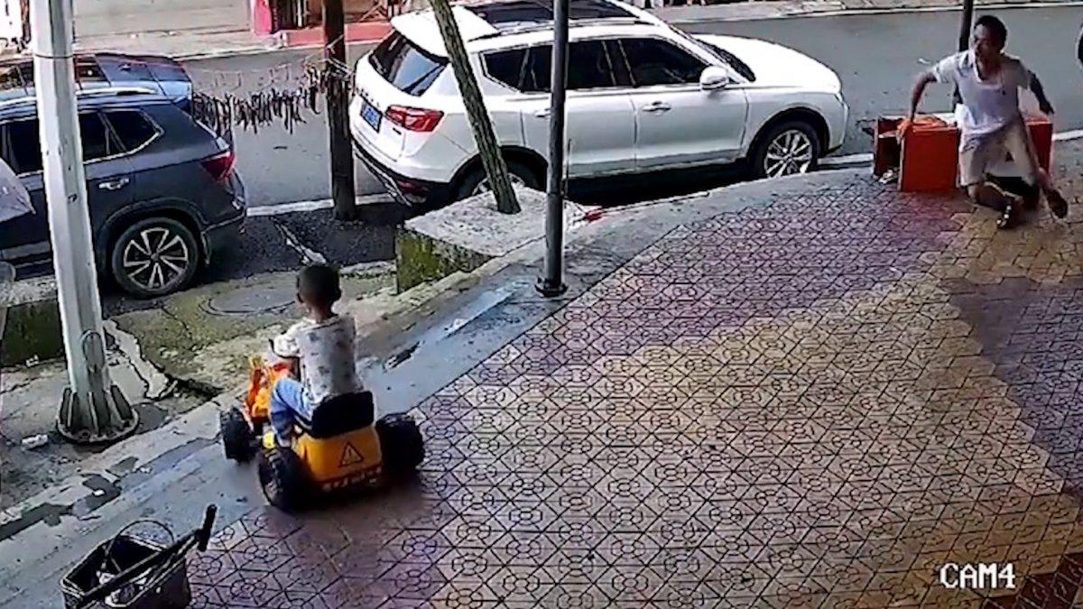 Çin’de babanın erken müdahalesi çocuğu düşmekten kurtardı