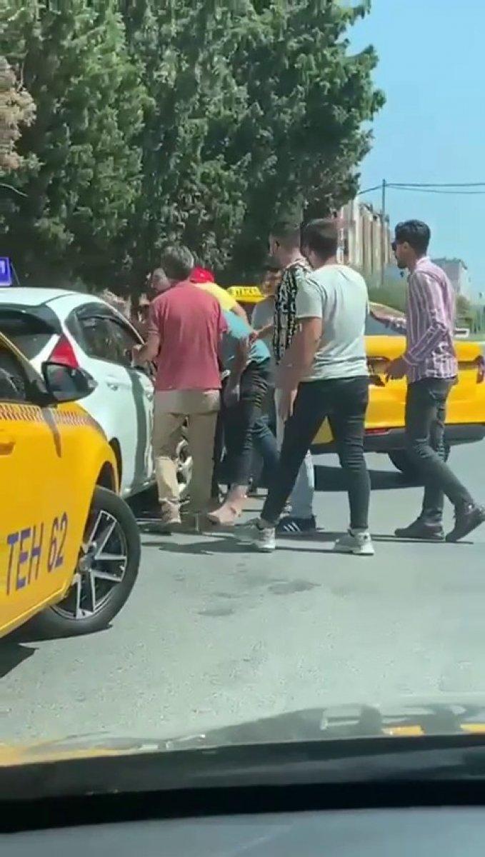 Esenyurt'ta taksiciler, sürücü adayının yolunu kesti