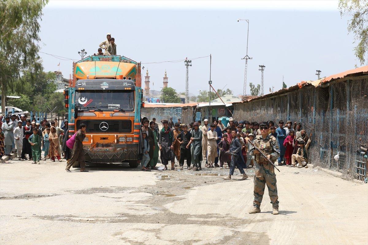 Pakistan, Afganistan sınırına mültecileri engellemek için tel örgü çekiyor