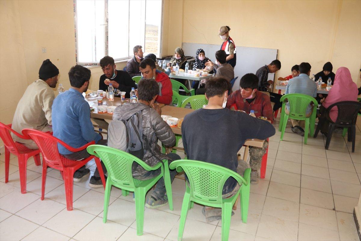 Van’da tırın dorsesinde 300 kaçak göçmen yakalandı