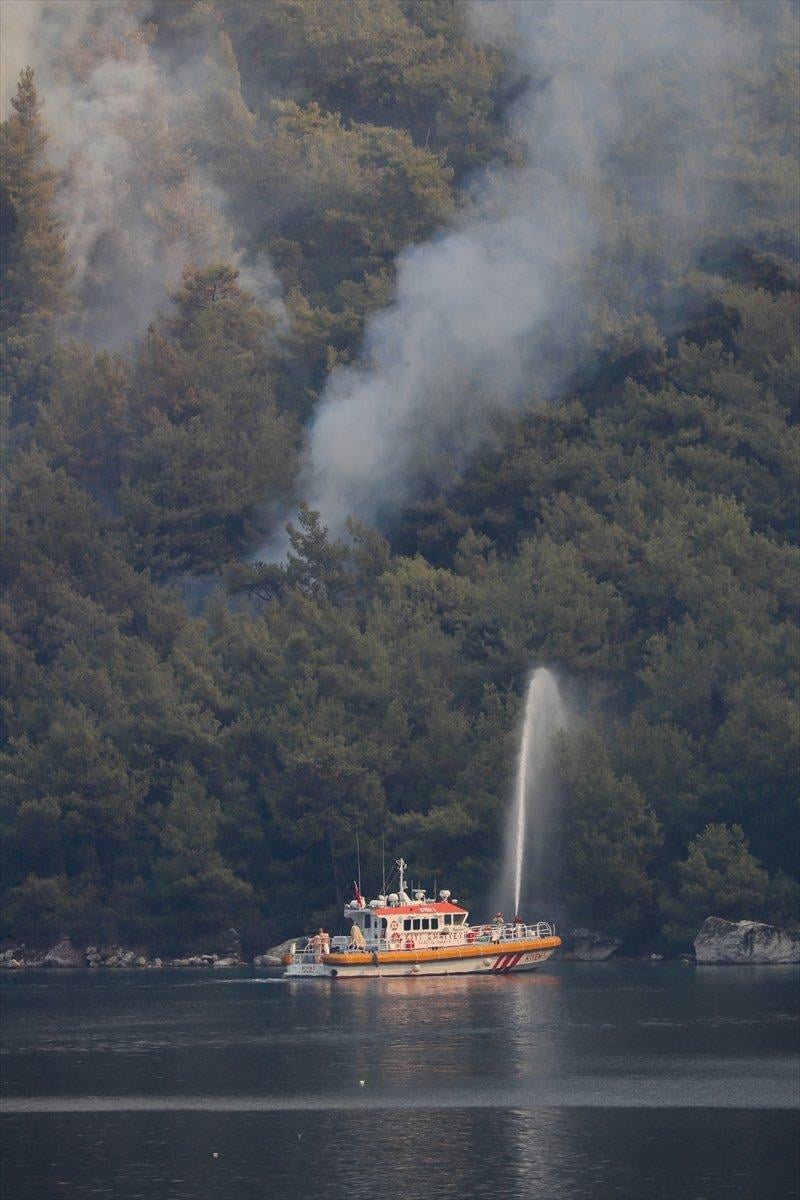 Muğla’daki yangınlara denizden gemilerle müdahale edildi