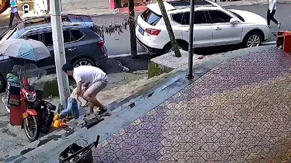 Çin’de babanın erken müdahalesi çocuğu düşmekten kurtardı
