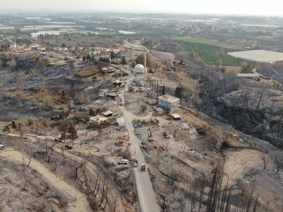 Manavgat Kalemler’de yanan evlerin yıkımı başladı