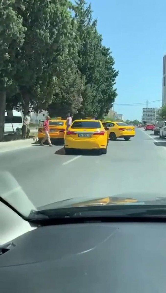 Esenyurt'ta taksiciler, sürücü adayının yolunu kesti