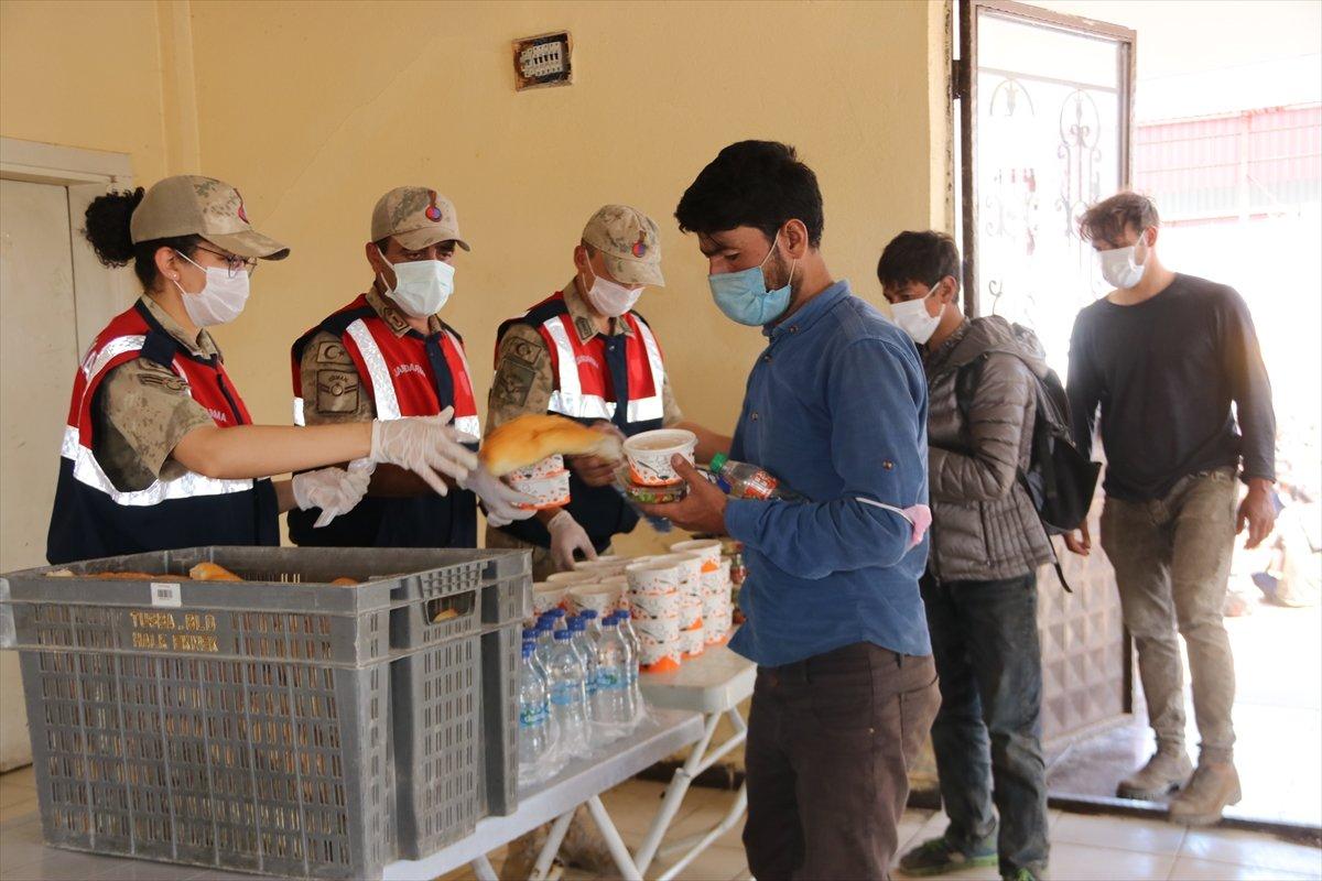 Van’da tırın dorsesinde 300 kaçak göçmen yakalandı
