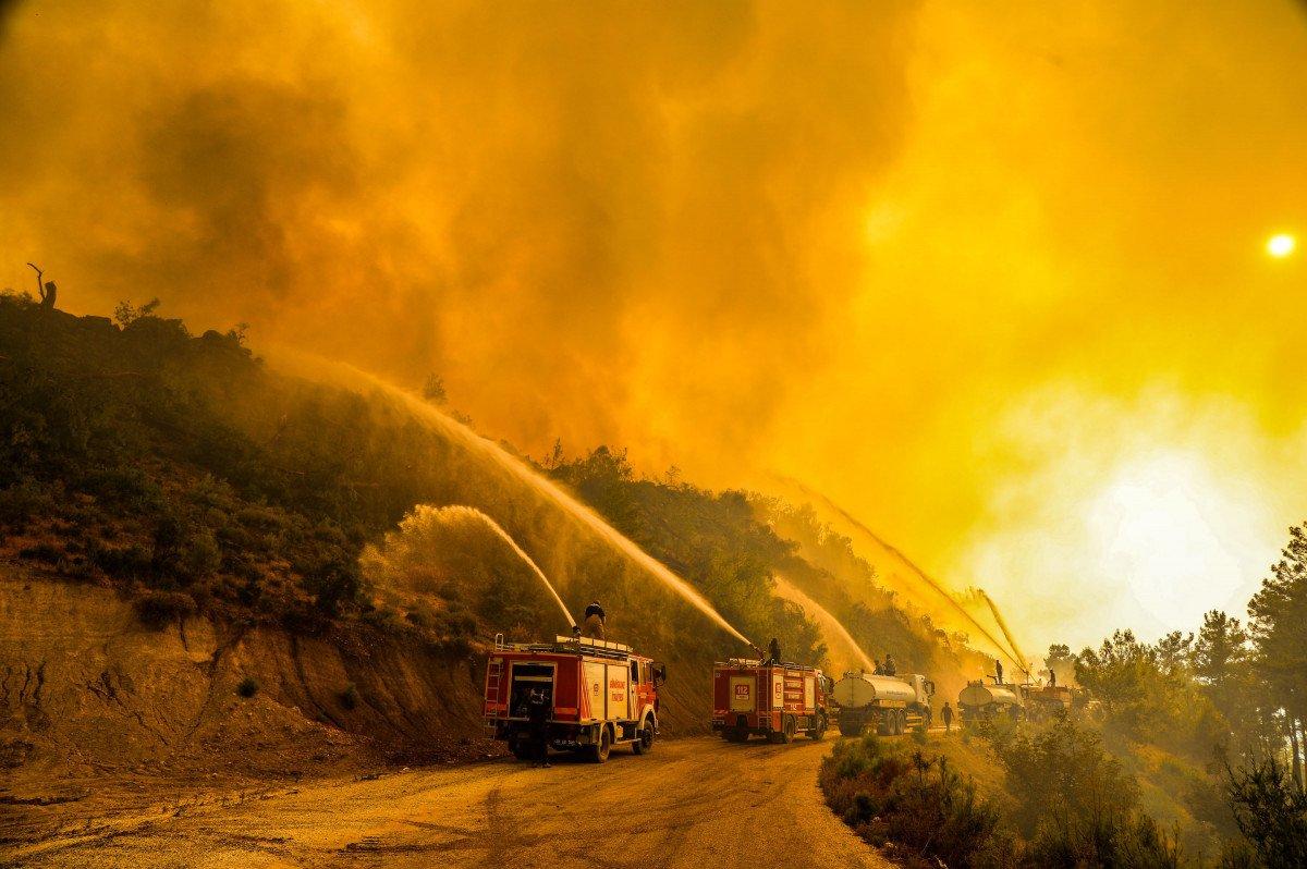 Muğla’daki yangınlara denizden gemilerle müdahale edildi