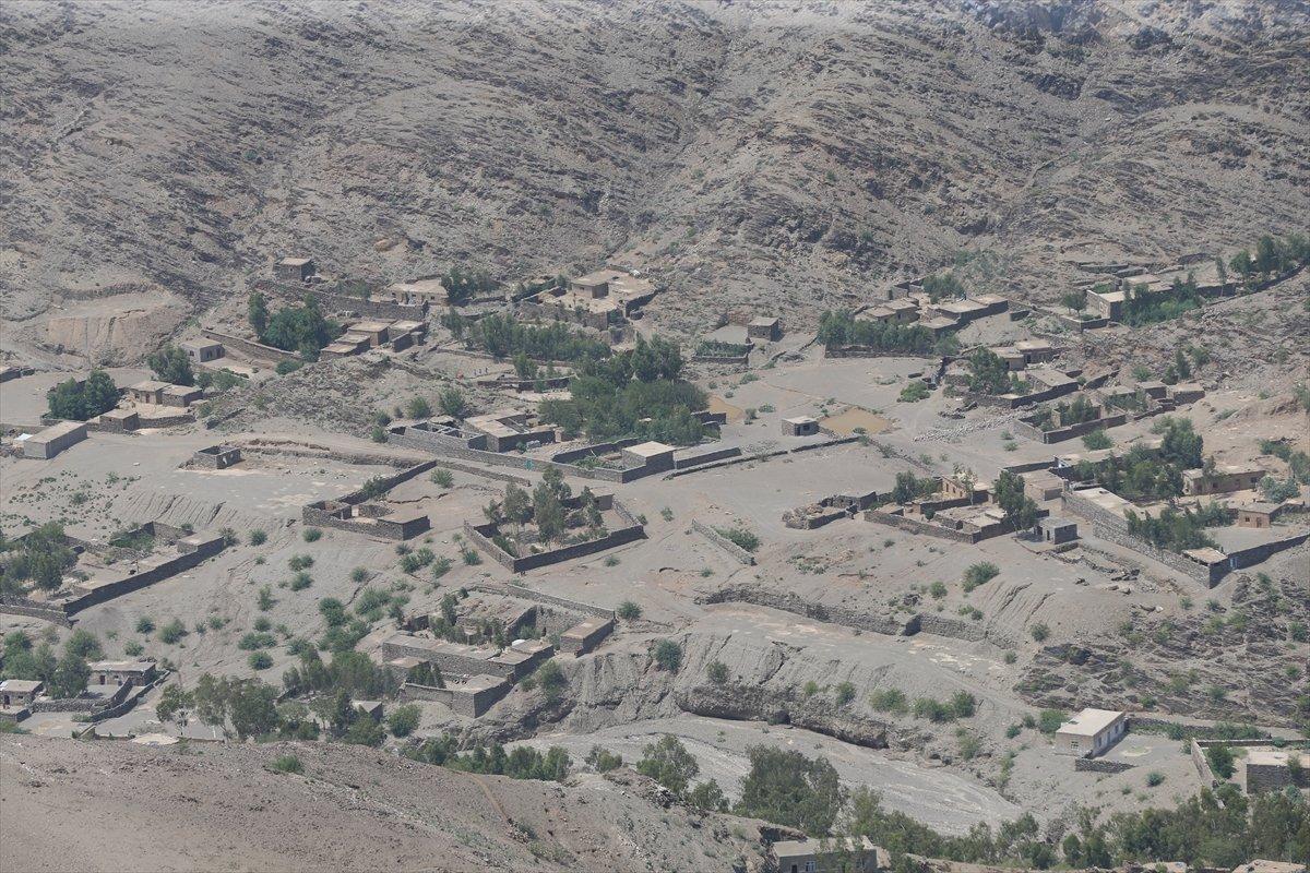 Pakistan, Afganistan sınırına mültecileri engellemek için tel örgü çekiyor