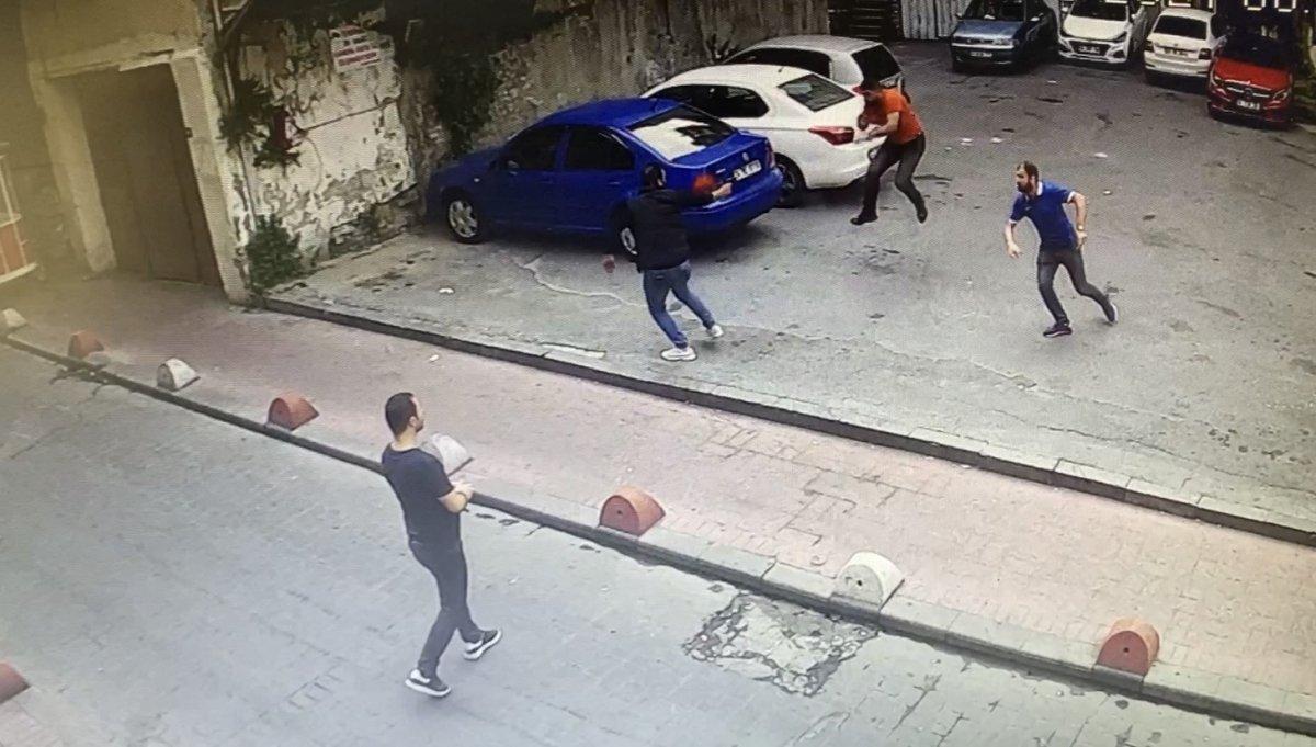 Beyoğlu'nda iki kişiye kurşun yağdırdı