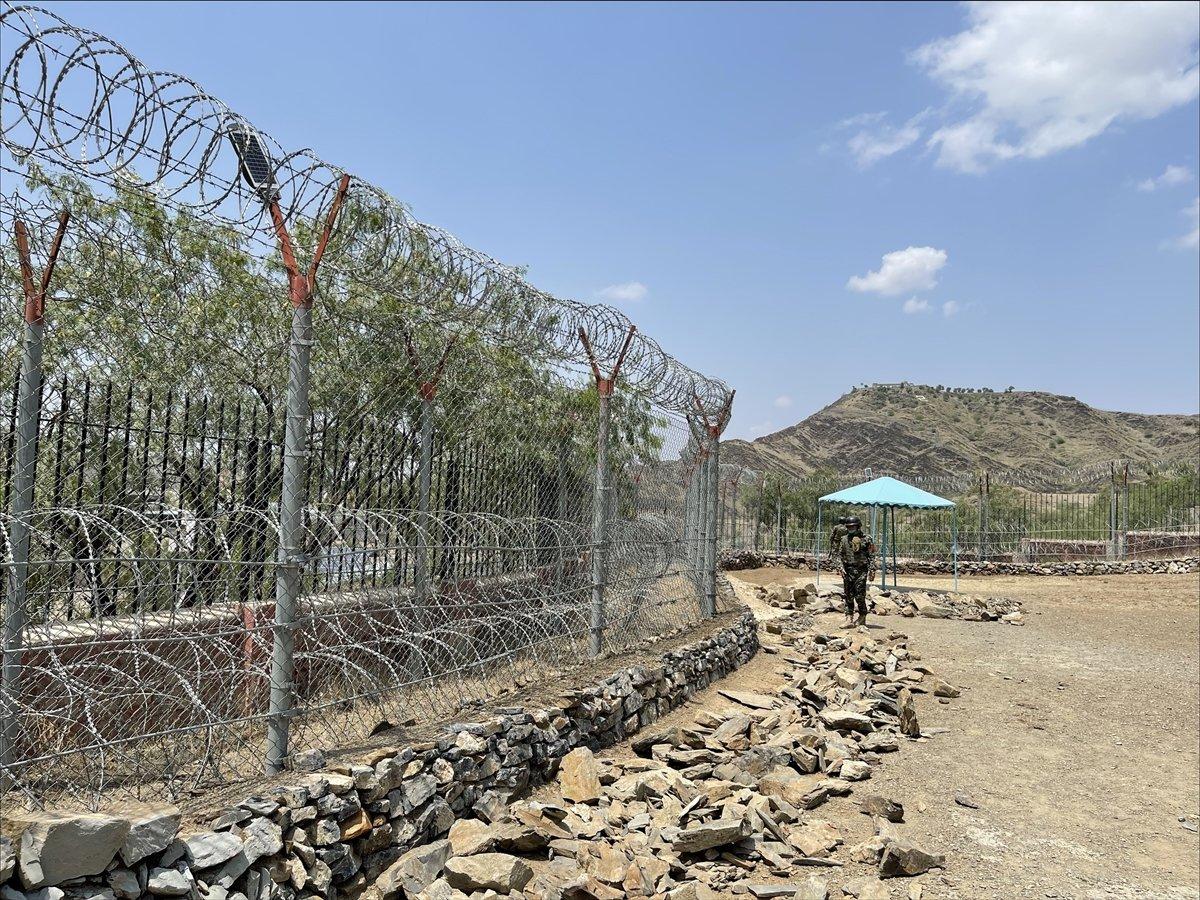 Pakistan, Afganistan sınırına mültecileri engellemek için tel örgü çekiyor