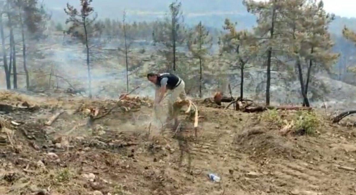 Antalya’da polisler, alevlerin üzerine avuç avuç kum döktü