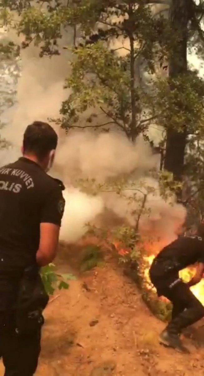 Antalya’da polisler, alevlerin üzerine avuç avuç kum döktü