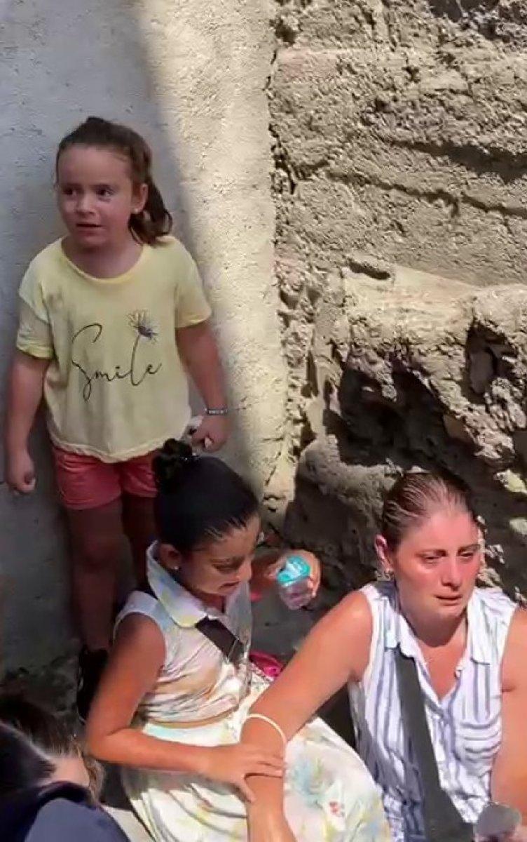 Avcılar’da metrobüs asansöründe mahsur kaldılar